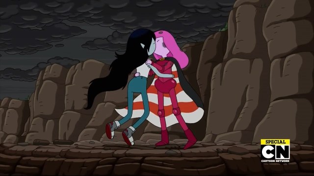 Bubblegum and Marceline kiss